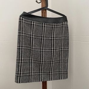 Dark academia Women’s Size 6 houndstooth / knee length wool blend Pencil Skirt